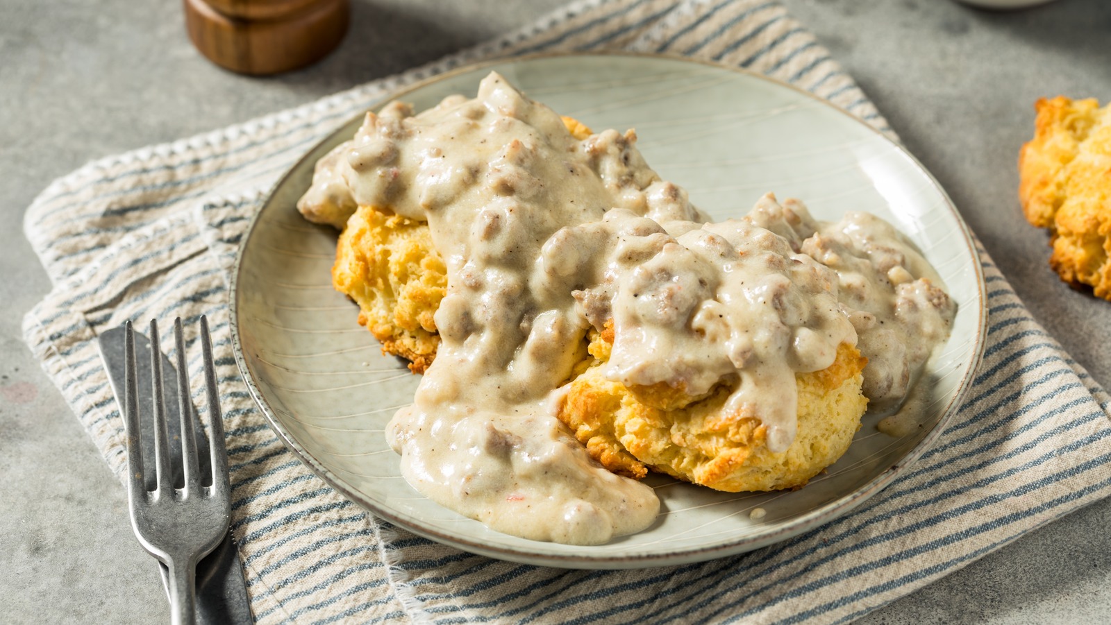 How To Make Restaurant-Quality Biscuits And Gravy, According To Experts
