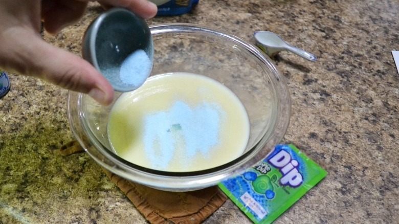 Making Starbucks unicorn frappuccino