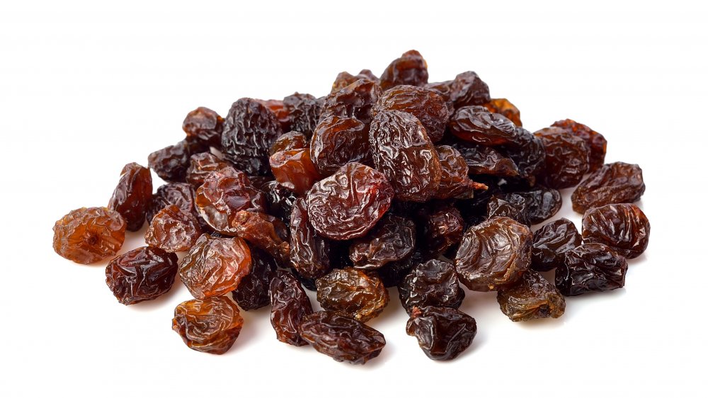 A pile of raisins 