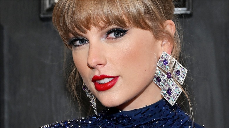 Taylor Swift in purple jewelry