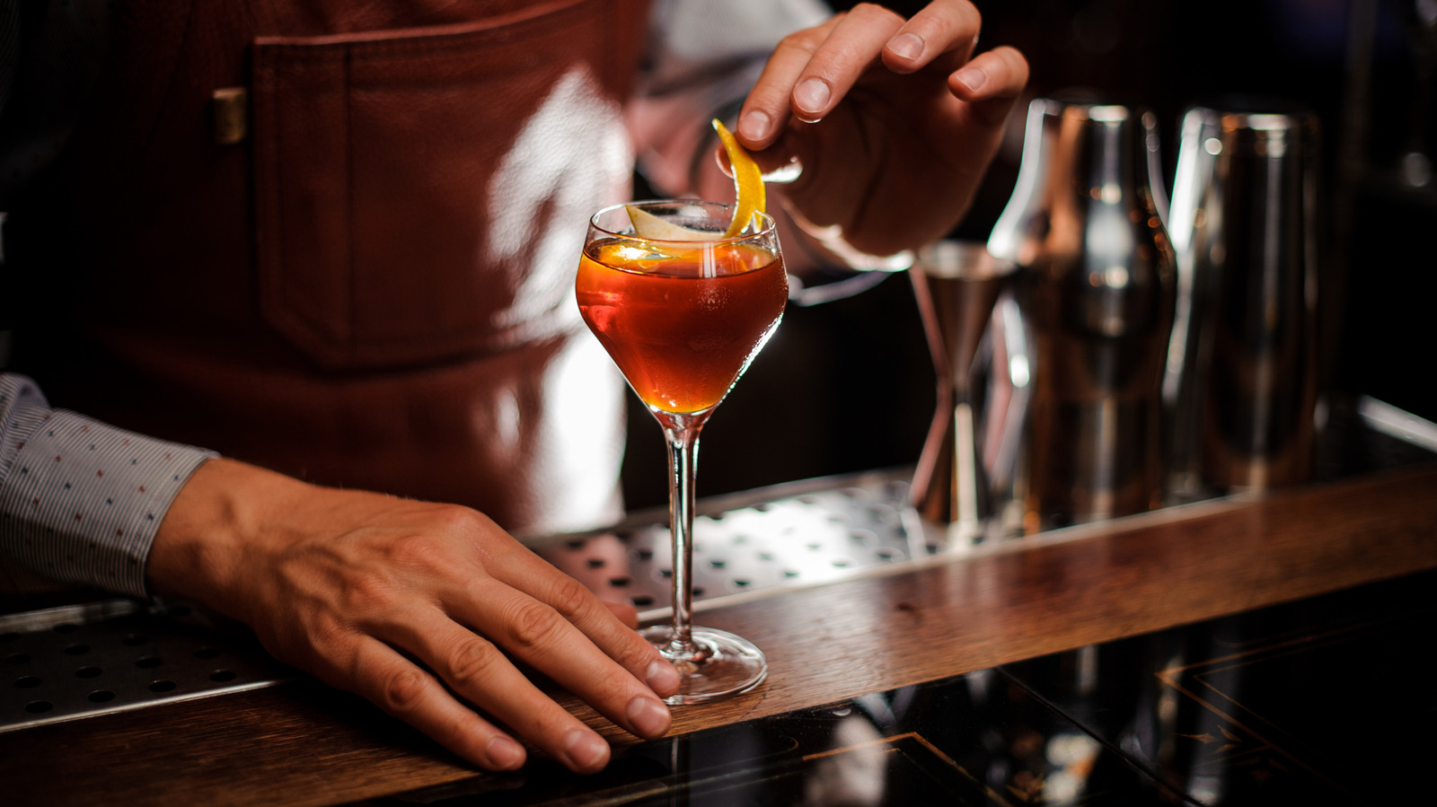 <a href="https://www.mashed.com/2236661/cocktail-expert-ordering-tips/" target="_blank">How To Order At A Cocktail Bar, According To Experts</a>