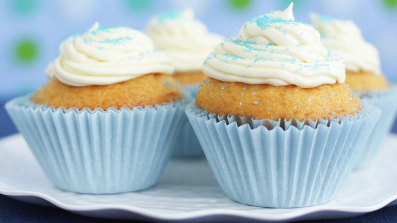 Vanilla cupcakes on bluish plate