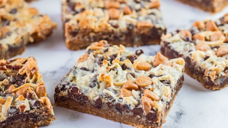 Bar cookies with coconut topping