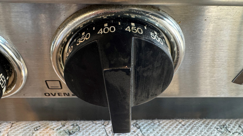 Oven temperature knob set to 425 F