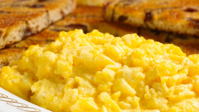 scrambled eggs with cheese