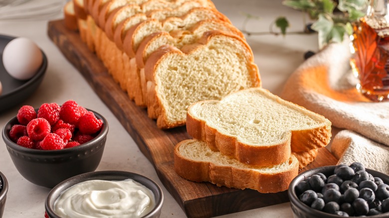  rebanadas de pan, yogur y bayas