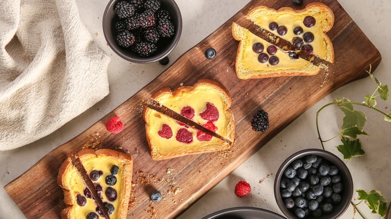 Custard toast with berries