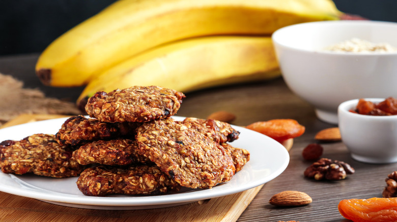 Oat cookies and bananas