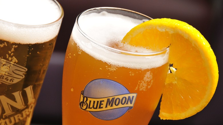 pint glass of Blue Moon beer with orange wedge