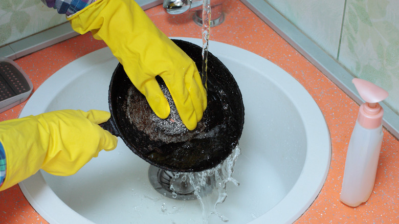 Washing cast iron pan