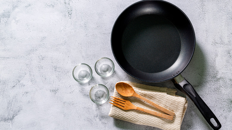Cast iron pan with utensils