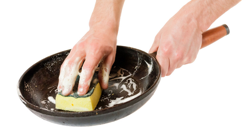 washing cast iron skillet