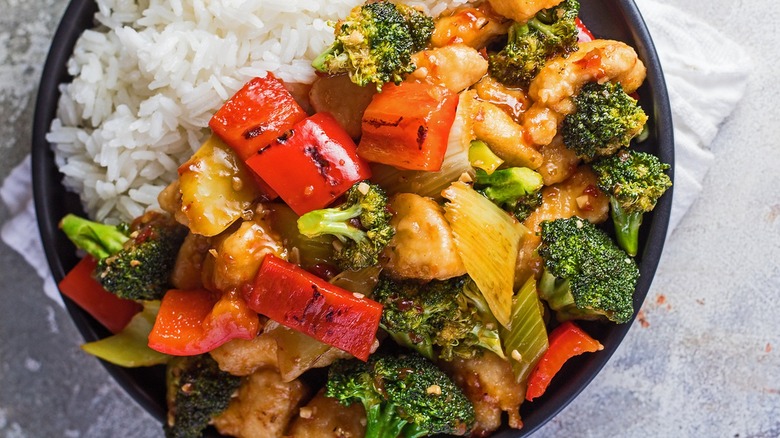 Hunan chicken and rice in bowl