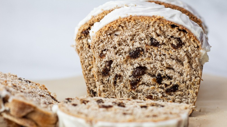 sliced cinnamon raisin bread