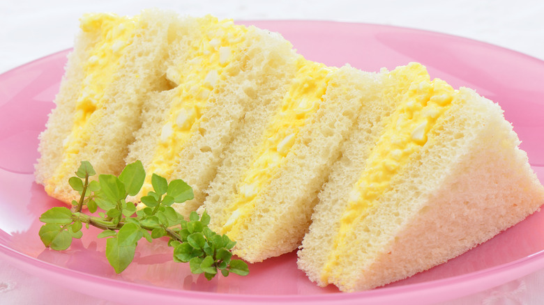 Egg salad sandwich triangles