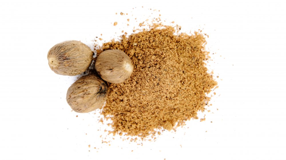 Whole and ground nutmeg