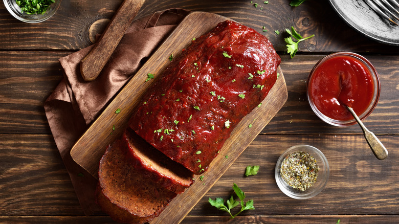   meatloaf dengan saus tomat di atas meja