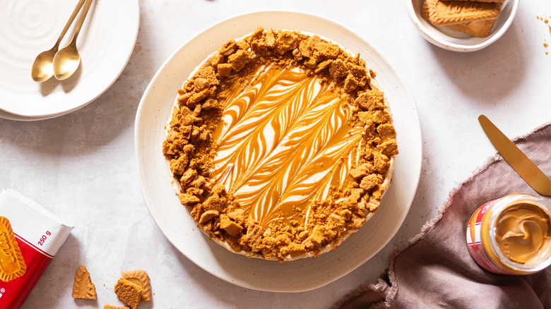 biscoff cheesecake on plate 