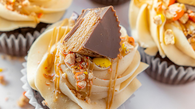 chocolate peanut butter cupcakes