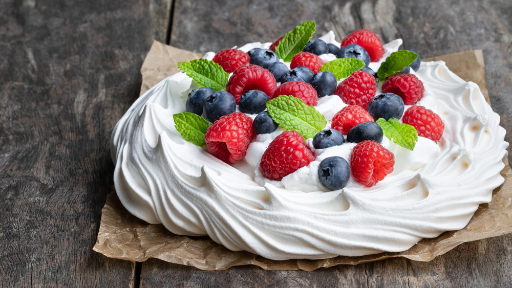 Pavlova meringue dessert