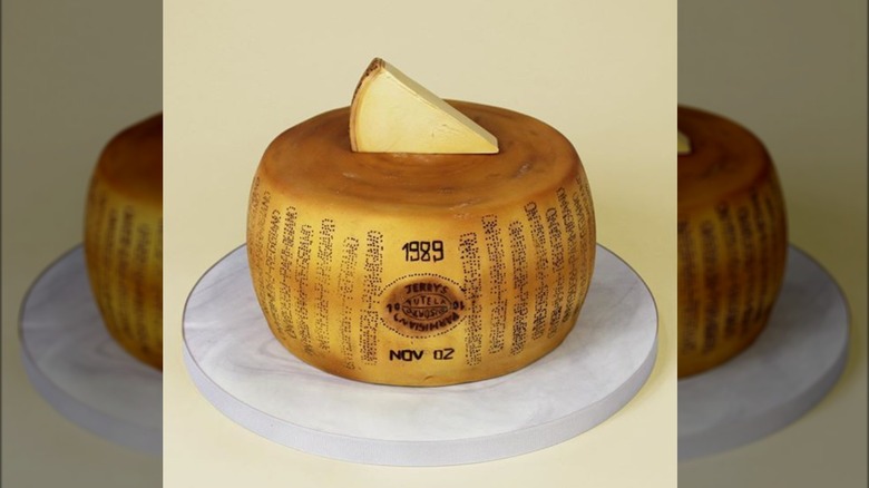 Cheesecake that looks like a block of cheese