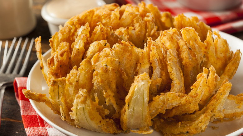 Bloomin' onion with sauce