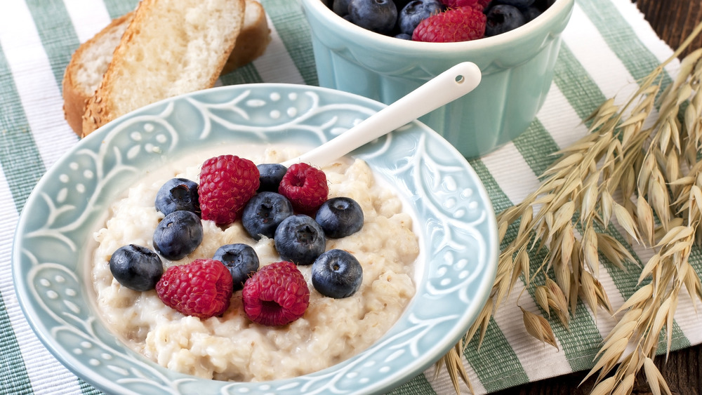 oatmeal with berries