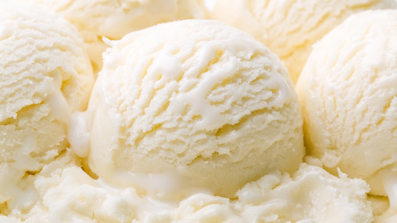 Vanilla ice cream scoops 