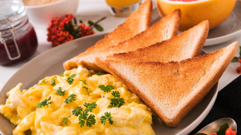 Fluffy scrambled eggs