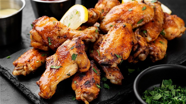 Chicken wings with lemon slice