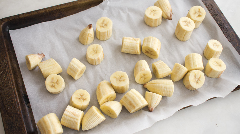 sliced bananas on tray 