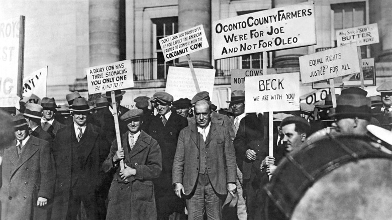 A 1930 black-and-white photo of Wisconsin farmers protesting against margarine.