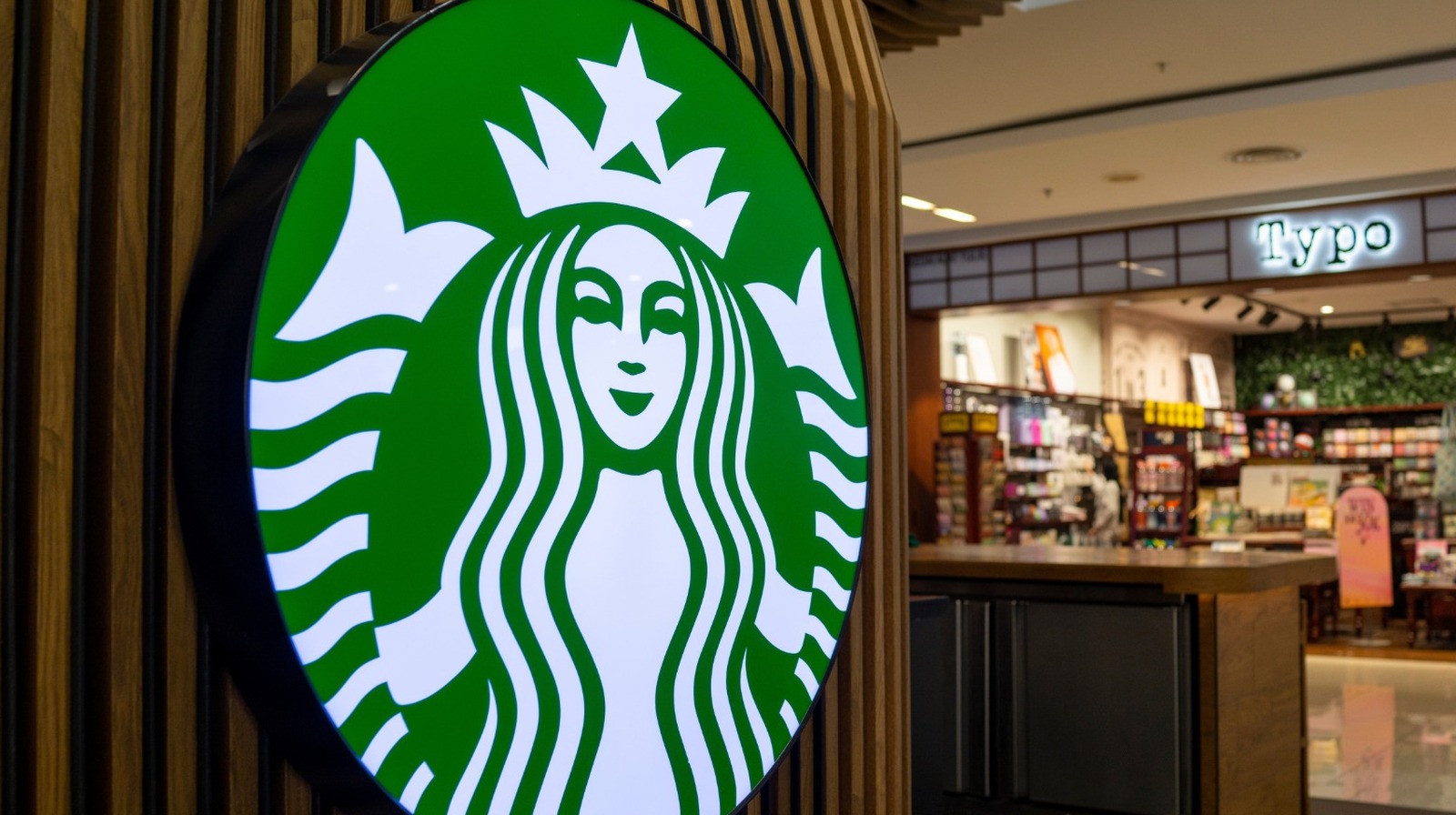 Is Starbucks Open On New Years Day 2023?