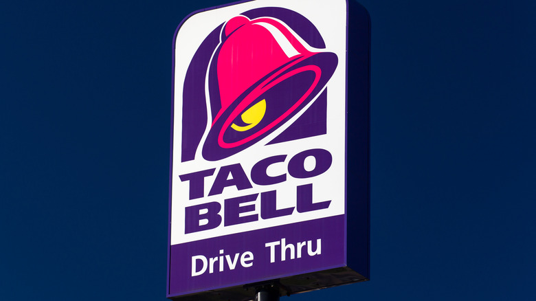 A Taco Bell sign