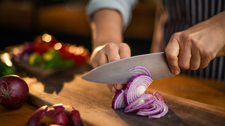 slicing red onion