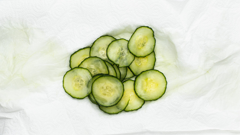 Dehydrating cucumbers