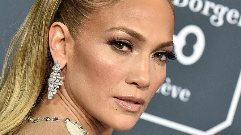 Jennifer Lopez sparklign earring