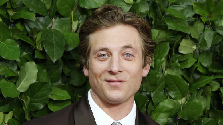 Jeremy Allen White smiling