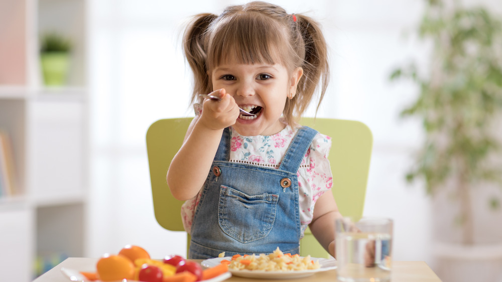 Girl eating lunch