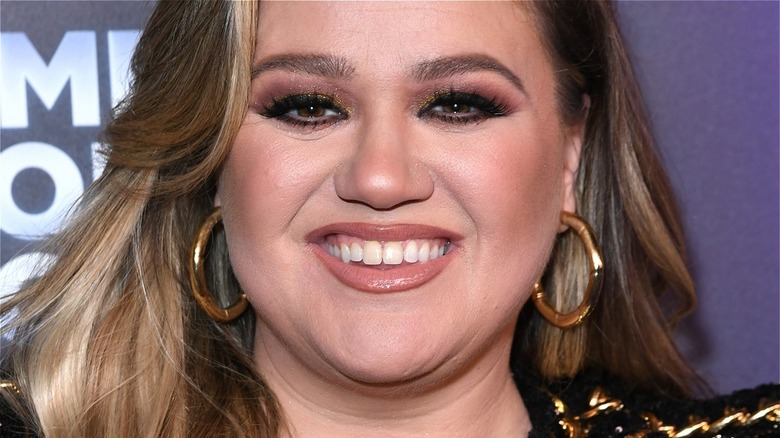 Kelly Clarkson smiling