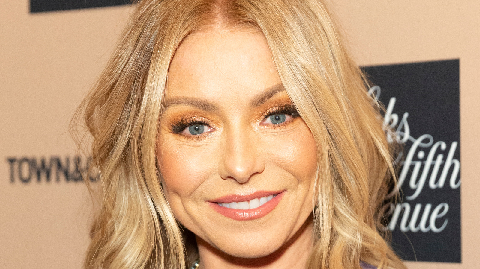 Kelly Ripa Pulled The 5 Second Rule With A Thanksgiving Pie