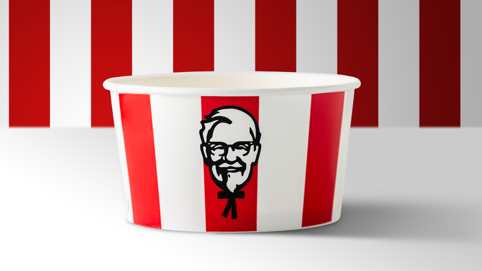 Духи kfc. Мистер Сандерс КФС. Полковник Сандерс КФС арт. КФС 1984. КФС ведро бумажное.