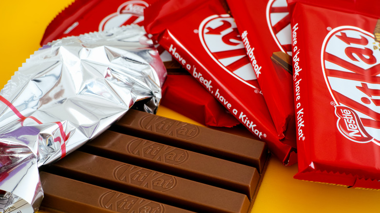 Unwrapped and wrapped Kit Kat bars