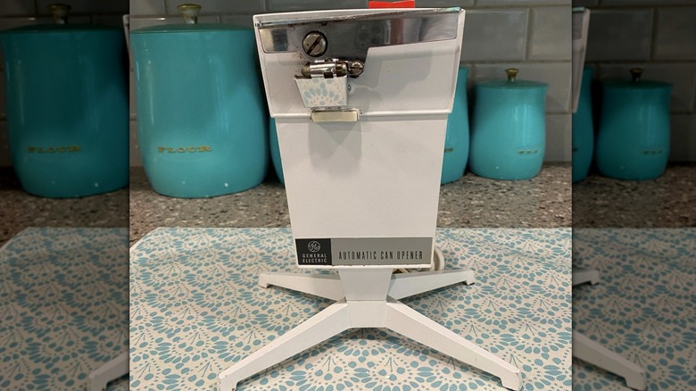 General Electric can opener with built-in pedestal