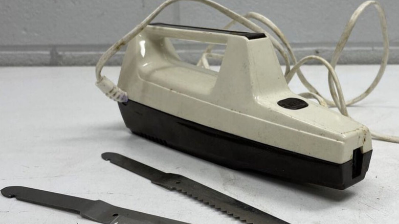 Electric carving knife with changeable baldes