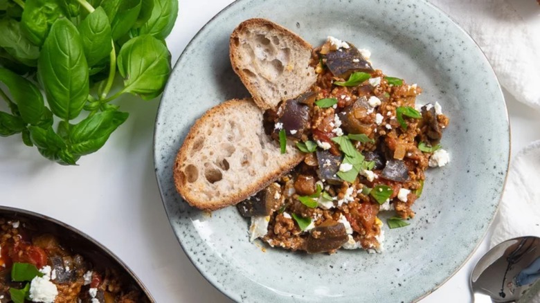 lamb stew with bread 