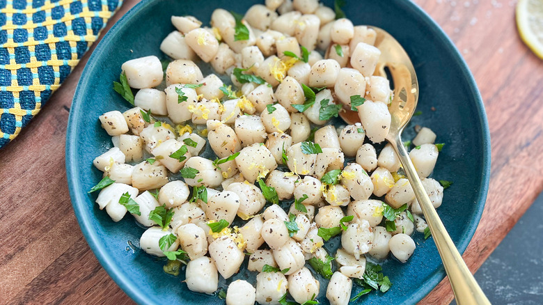 bay scallops with fresh herbs