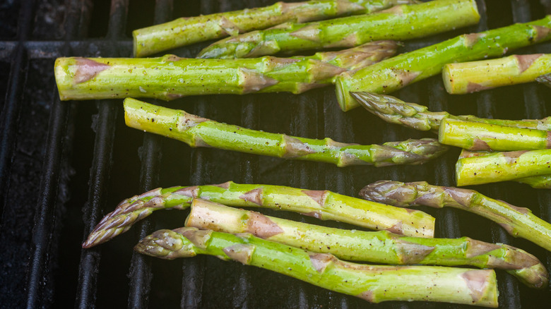 asaparagus spears on grill