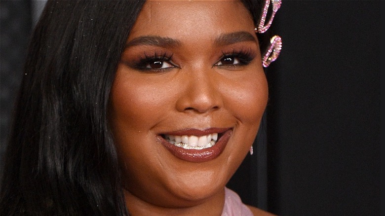 Singer Lizzo wearing pink barrettes