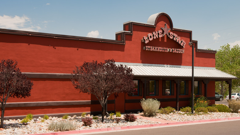 The adobe-motif front of a former Lone Star Steakhouse located in the American Southwest.